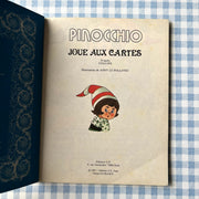 Livre Pinocchio joue aux cartes