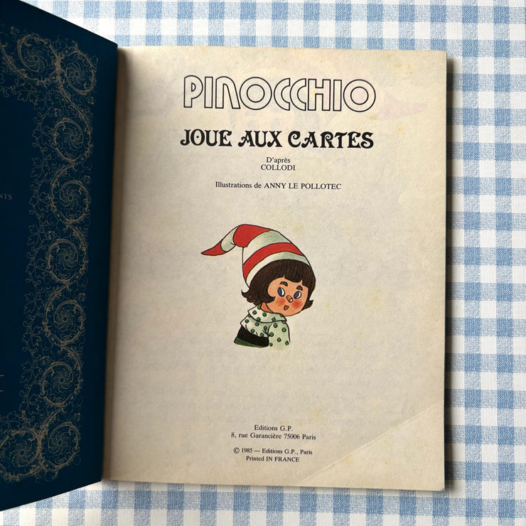 Livre Pinocchio joue aux cartes